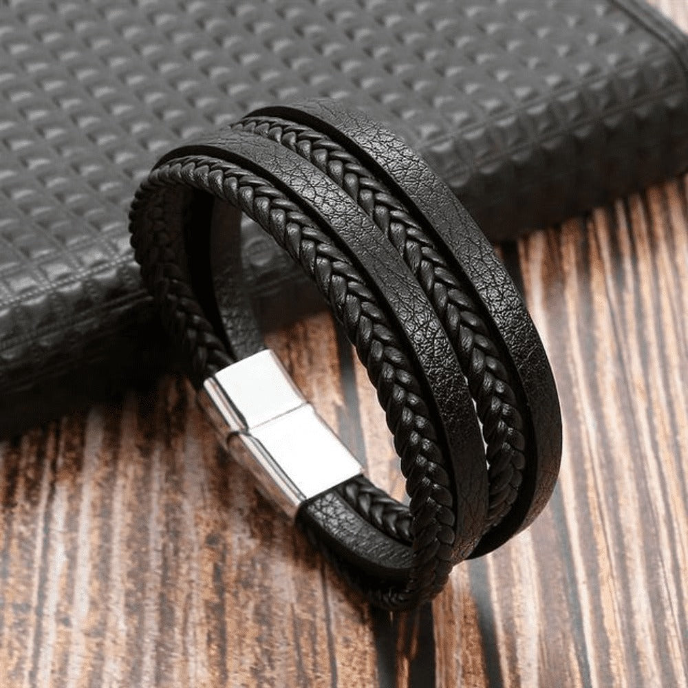 Top-Notch Leather Wristband for Blokes - Stylish Bling with Gems and Charms